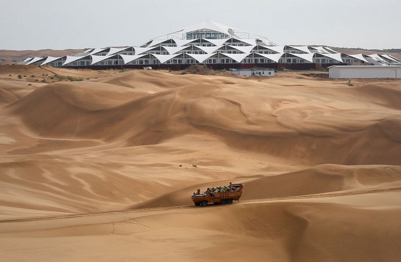 دانلود رایگان پاورپوینت هتل لوتوس صحرای چین 
